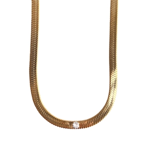 Detail einer 18k vergoldeten Schlangenkette mit einem funkelnden runden Zirkonia-Anhänger