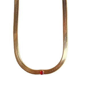 Detail einer 18k vergoldeten Schlangenkette mit einem runden roten Zirkonia-Edelstein
