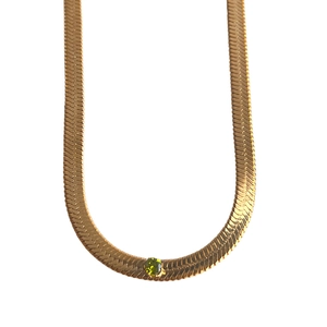 Detail der 18k vergoldeten Schlangenkette mit einem runden olivgrünen Zirkon-Stein