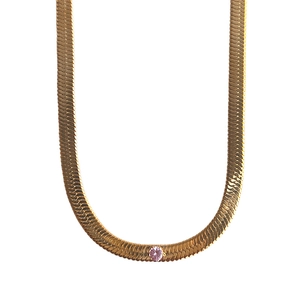 Detailansicht einer flachen Schlangenkette mit einem lila rundgeschliffenen Zirkon
