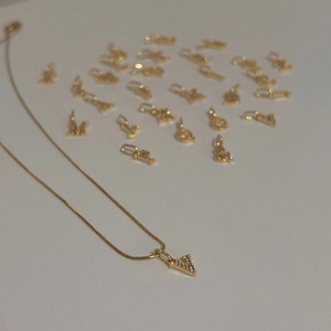 Detailansicht der 18k vergoldeten V-Halskette mit funkelnden Zirkonia auf feiner Kette