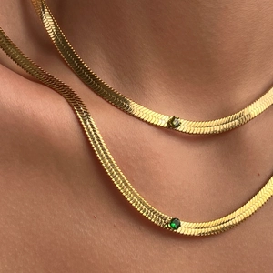 Halsketten-Set aus 18k vergoldeter Schlangenkette mit smaragdgrünen Zirkonia-Anhängern