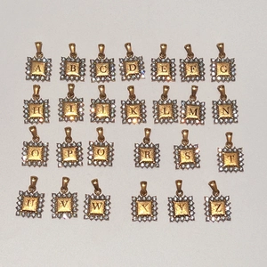 Vergulde 18k meerlaagse ketting met met diamanten bezette hangers van letters A-Z