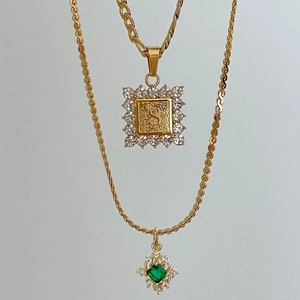18k vergulde dubbele ketting met kristallen letter S en groene edelsteen hanger