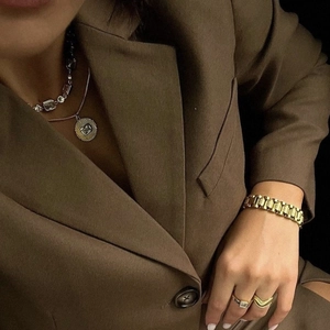 Λεπτομέρεια vintage επίχρυσου κολιέ 18k με σμαραγδένιο ζιργκόν και μενταγιόν