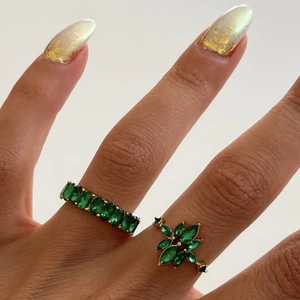 18k gold plated titanium ring set with emerald green zircon stones on model hand