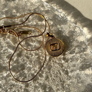 Λεπτομερής όψη επίχρυσης αλυσίδας 18k με ριμπ κυκλικό μενταγιόν και πέτρα ζιργκόν
