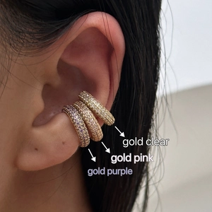 Κοντινό πλάνο με λαμπερά σκουλαρίκια ear cuff με ζιργκόν σε χρυσό, ροζ και μωβ