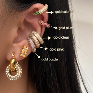 Λεπτομέρεια από ear cuffs με πολύχρωμα ζιργκόν σε επιχρυσωμένο μεταλλικό σκελετό