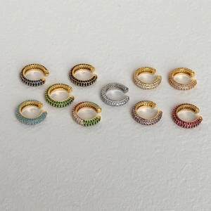 Σετ από δέκα πολύχρωμα σκουλαρίκια ear cuff σχήματος C με ζιργκόν και χρυσό φινίρισμα