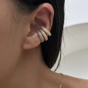 Σετ τριών σκουλαρικιών ear cuff με κρύσταλλα σε μωβ, ροζ και χρυσό στο αυτί μοντέλου