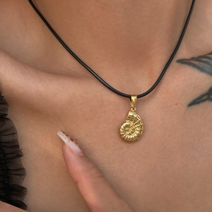 18K Vergoldet Edelstahl Ammonit Fossil Anhänger Halskette Für Damen Vintage Natürliche Muschel Design Schwarz Seil Kette Schmuck