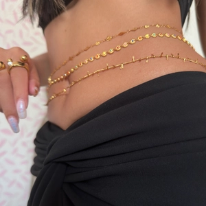 Detail van een drielaagse 18k vergulde tailleketting met gekleurde kristallen en kwastjes