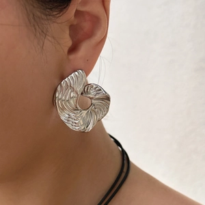 Boucles d'oreilles éventail en acier argenté poli avec design de coquillage élégant