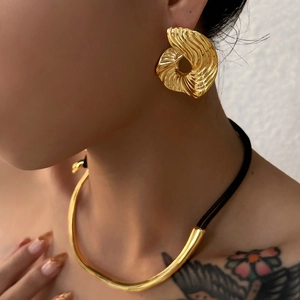 Collier moderne en tube doré avec corde noire et boucles d'oreilles spirales assorties