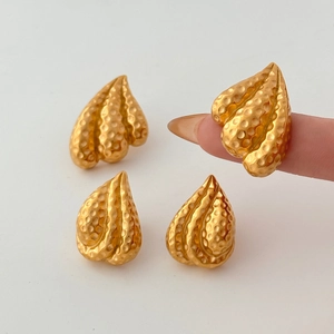 18k goud vergulde vintage oorbellen in bladvorm met een glanzende metalen textuur