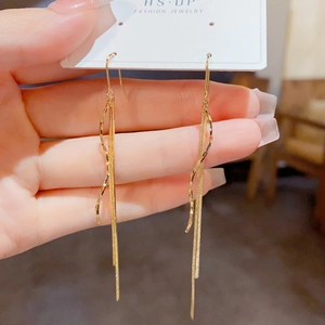 Elegante gouden golvende kwastjes oorbellen voor dames met minimalistisch ontwerp