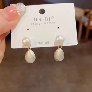 Detalle de pendientes de perlas de plata S925 con colgantes de gota de agua mate
