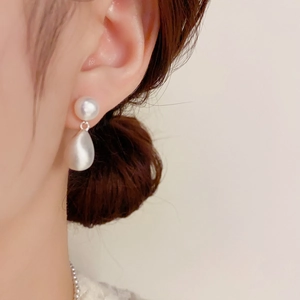 Pendientes de perlas de agua dulce naturales con pasador de plata en modelo