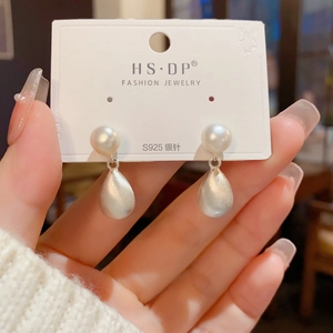 Pendientes elegantes de perlas naturales de agua dulce con gota metálica de plata S925