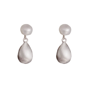 Pendientes de perlas naturales con diseño de gota de plata cepillada elegante