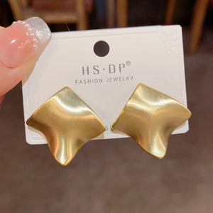 Minimalist matte gold geometric wavy stud earrings with S925 silver needles on card