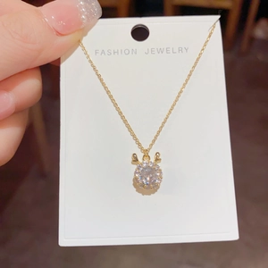 Luxuriöse goldene Hirschhalskette mit funkelndem Zirkon und feinen Anhängerdetails