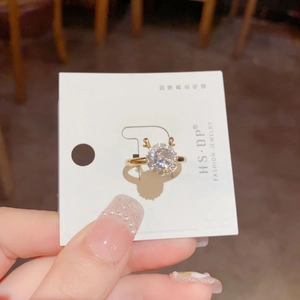 Detail eines Hirschgeweih-Goldrings mit klarem Zirkon auf einer weißen Schmuckkarte