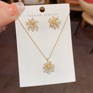 Details des Schmucksets mit Zirkon und Perlenblumen-Halskette und passenden Ohrringen