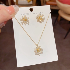 Elegantes Schmuckset aus Gold mit Perlen und Kristallen im Blumenstrauß-Design für Damen