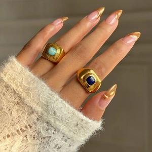 Anelli vintage placcati oro 18k con turchese e lapislazzuli indossati sulla mano