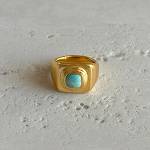 Dettaglio macro dell'anello a sigillo placcato oro 18k con pietra turchese blu quadrata
