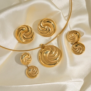 Schmuckset mit 18k vergoldeter Spirale Anhänger Halskette und passenden Ohrringen