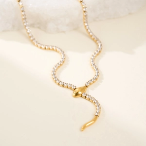 Detail van de 18k goud vergulde slangenketting met fonkelende zirkonia stenen