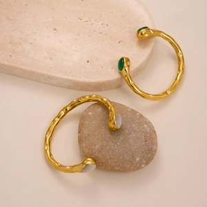 Elegante 18k vergoldete Hammerschlag-Armreifen mit grünen und weißen Schmucksteinen
