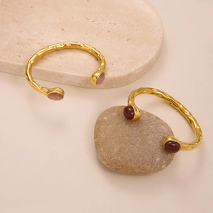 Elegante 18k vergoldete Hammerschlag-Armreifen mit rosa und tiefroten Edelsteinen