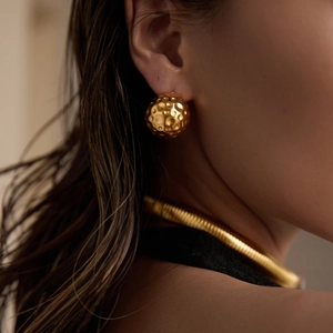 Boucles d'oreilles boules de lave creuses plaquées or 18 carats et collier serpent