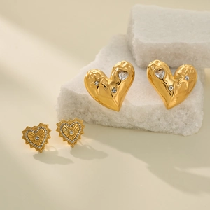 Elegante 18k vergulde roestvrijstalen hart oorbellen bezet met zirkonia steentjes