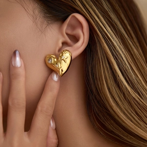 Elegante 18K Vergulde Titaniumstaal Hart Oorknopjes Unieke Gehamerde Textuur Strass Ster Decor Sieraden Voor Dames