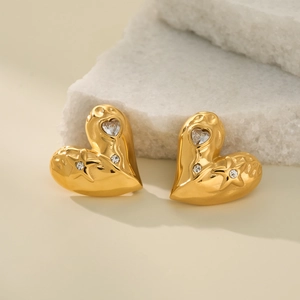 Elegante 18k vergulde hartvormige oorbellen met zirkonia op een stenen ondergrond