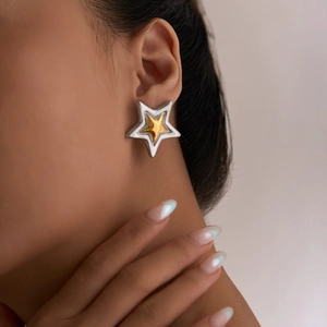 Élégantes boucles d'oreilles étoile en or 18k bicolore avec design en métal superposé