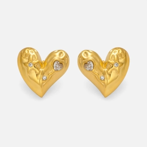 Elegante 18k vergulde hart oorbellen met gehamerde textuur en fonkelende kristallen