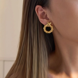 Créoles chic en acier titane plaqué or 18 carats avec texture d'épi de blé tressé