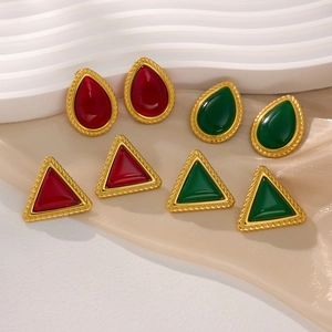 Set de pendientes vintage bañados en oro de 18k con piedras esmeralda verdes y rojas