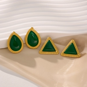 Conjunto de pendientes de gota y triángulo bañados en oro 18K con piedras verdes
