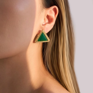 Pendientes chic de titanio chapados en oro 18k con piedra de ágata verde esmeralda