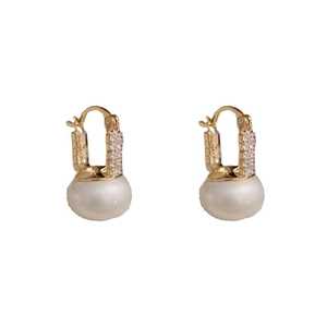 Elegant gold earrings with square geometric pavé diamonds and white hanging pearls