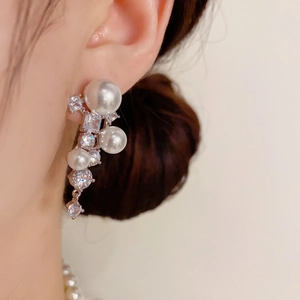 Boucles d'oreilles de luxe avec zircons scintillants et perles blanches élégantes
