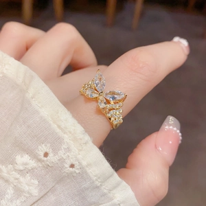 Primer plano macro de anillo de mariposa dorado con elegantes piedras de circonita