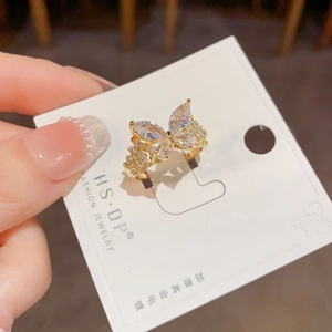 Elegante anillo de mariposa dorado con cristales de circonita cúbica marquise y redondos